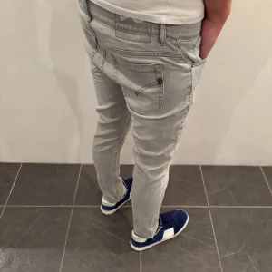 Dondup george  - Säljer dessa asfeta dondups som är i fint skick. De har stitches vilket är väldigt trendigt och gjort i fabrik. Just detta paret är väldigt små i storleken av någon anledning. De ska vara i 31 men passar kanske någon som har 28/28 typ. Nypris 4000kr, mitt pris 999kr. Paketpris om man köper detta och det andra paret.