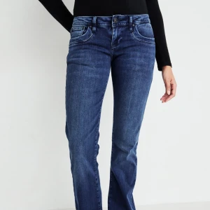 Ltb jeans  - Den nya modellen ”Molly” som linkar Valarie men är mer bootcut. Slutsålda på zalando och färgen finns inte någon annan stans. Jeansen är endast testade. 28/34. Köptes för 799kr