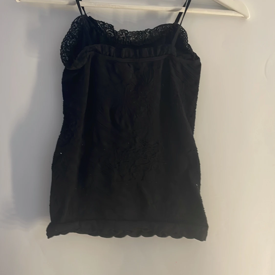 Svart topp med spets och pärlor - 1