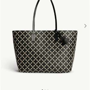 By malene Birger väska  - TAR EMOT LÄGRE BUD❣️Säljer denna as snygga väska från by malene Birger! Fick den i julklapp och har inte använt den en enda gång! Kvitto, lappar och dustbag finns!! Inga skambud köpt för 2800kr