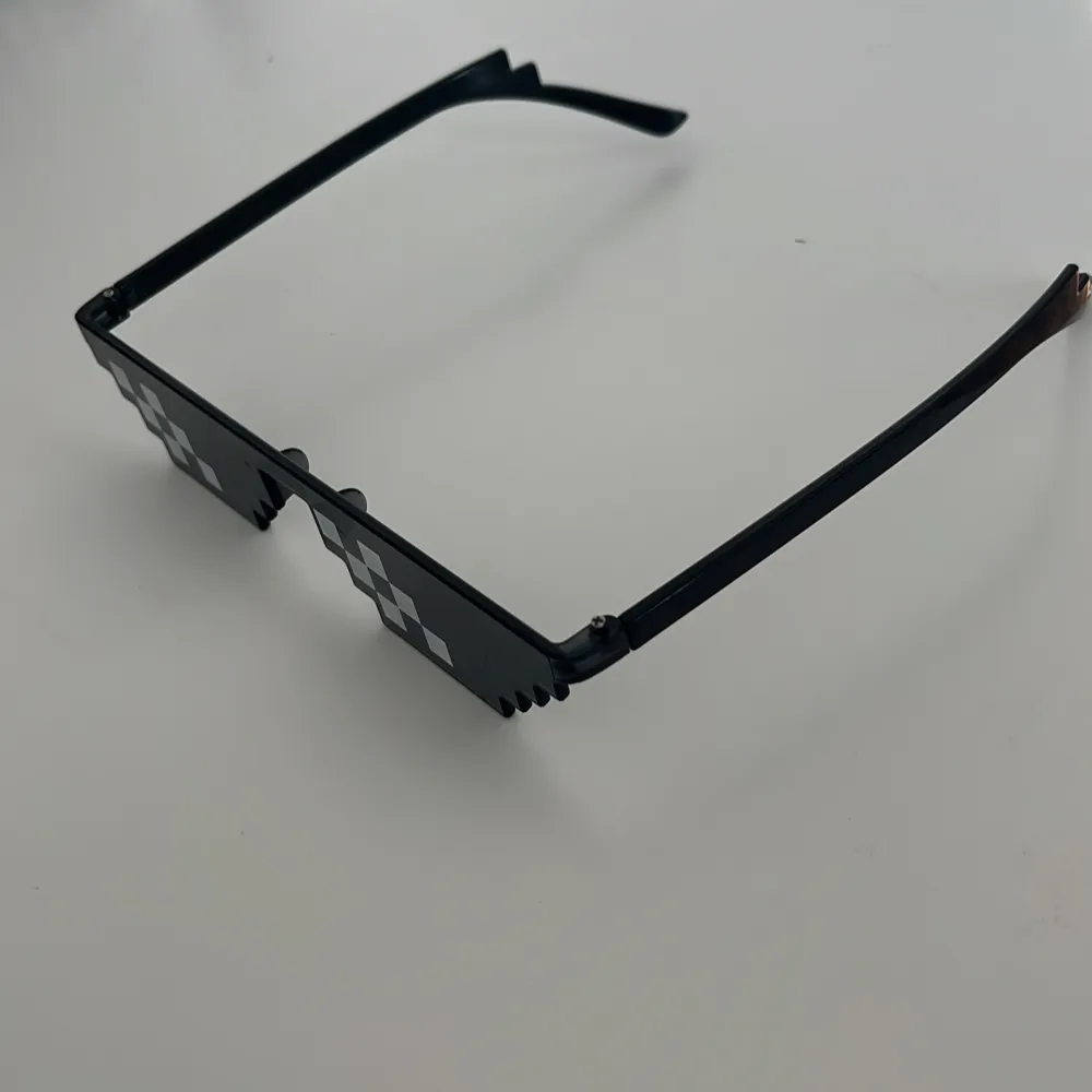 Säljer eftersom de inte kommer till användning längre. De är i mycket bra skick. Priset kan diskuteras! De är svarta med vit där fram. Original pris var 75kr men jag säljer de för 30kr eftersom att de inte är så trendiga längre.. Asusteet.