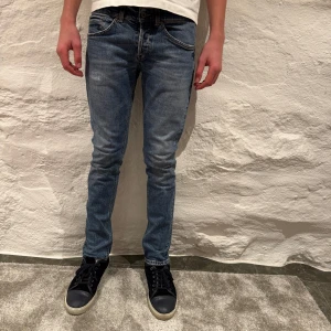 Blå Dondup george jeans  - Säljer ett par riktigt feta Dondup George jeans, De har en slim passform och är perfekta för en stilren look. Killen på bilden är 185 cm! Var inte rädd att höra av dig vid några frågor eller funderingar, pris kan som alltid diskuteras!😉🤩