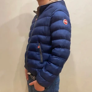 Colmar jacka  - Hej! Säljer nu min jacka från märket Colmar, storlek 46/S, bra skick modellen är 184cm och väger 70kg . Tveka inte på att höra av dig om du har frågor eller funderingar kring jackan!