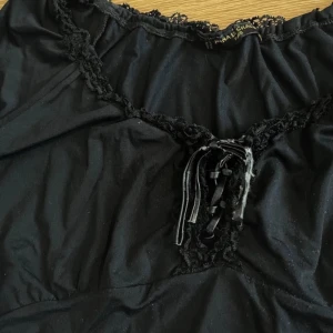 trekvarts tröja - super söt o as skönt material, bandet är justerbart o man kan knyta om sin egna rosett där fram!