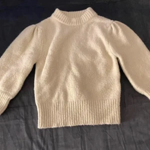 Tröja bikbok - Storlek 34, beige/äggvit. Fint skick! 