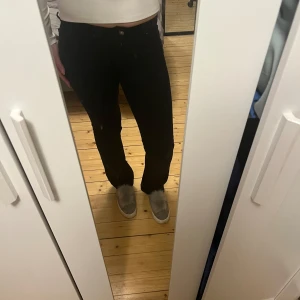 Lågmidjade Levi’s jeans - Svarta lågmidjade Levi’s jeans i storlek 26 och sitter bra på mig som är 167cm lång! Modellen 715 bootcut och de är använda men fortfarande mycket bra skick😊 Skriv vid frågor💕