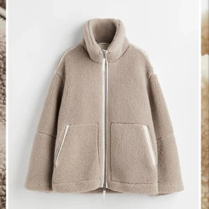 Beige teddyjacka med dragkedja - Supermysig beige teddyjacka med dragkedja framtill. Passar perfekt nu till hösten o vintern! Jackan har en hög krage och stora fickor. Jackan är endast testad, aldrig använd! Storlek s, men lite stor i storleken. 