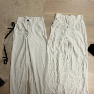 Vita byxor med vida ben - Säljer två par vita byxor med vida ben. 1 Bershka andra zara, dem i zara är Linen material. Paket pris 150 kr och var för sig 100kr. Strl 40