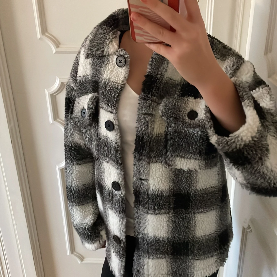 Rutig teddyjacka i svart och vit