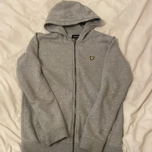 Lyle scott zip hoddie - Jag säljer denna hoddie pågrund av att jag inte längre använder den! Zip hoddien är i bra skick och är i storlek xs PRIS KAN DISKUTERAS!