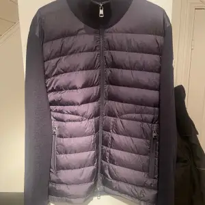 Säljer en snygg marinblå cardigan från Moncler i mycket bra skick. Jackan är självklart äkta och har även kvitto på den för dom som vill se⭐️. Perfekt för höst och vinter, håller dig varm och stilren. Passar både till vardags och lite finare tillfällen. Storlek är L men sitter lite mindre. Vid frågor är det bara att höra av sig😁