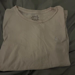 Rosa polo ralph lauren t-shirt - Säljer denna då den är för liten, har 2 hål ett längst ner på framsidan samt en längst upp på baksidan vid den ribbade kanten. Detta märks inte när man har på den och syns bara på nära avstånd. Annars är det en perfekt t-shirt i storlek xs nypris ligger på ca 600kr