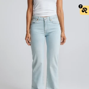 Ljusblå jeans med låg midja - Säljer dessa slutsålda lågmidjade jeansen från bikbok, nypris 699kr. Storlek 24/32 Perfekta för precis vad som helst! finns en liten fläck på vänstra bakfickan som jag kan skicka på privat, därav lågt pris 💗
