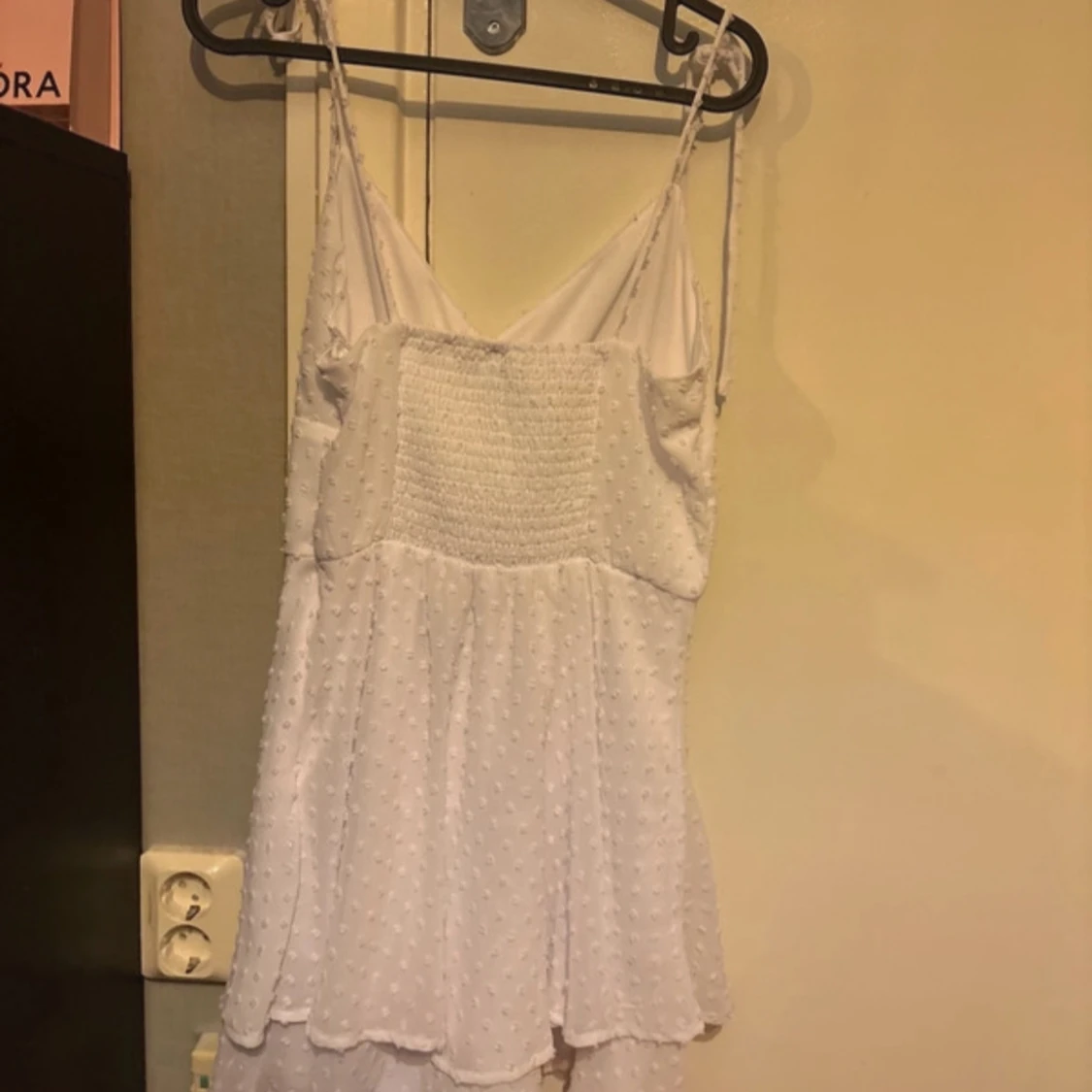 Vit  klänning med smala axelband - 90