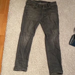 Grå jeans från Jack & Jones - Säljer mina as feta  jeans från Jack & Jones. Färgen är svart/grå men med en snygg urtvättad still, slim straight är modellen. Skicka bra. Skriv något vid frågor. Pris går att diskutera vid snabb affär.
