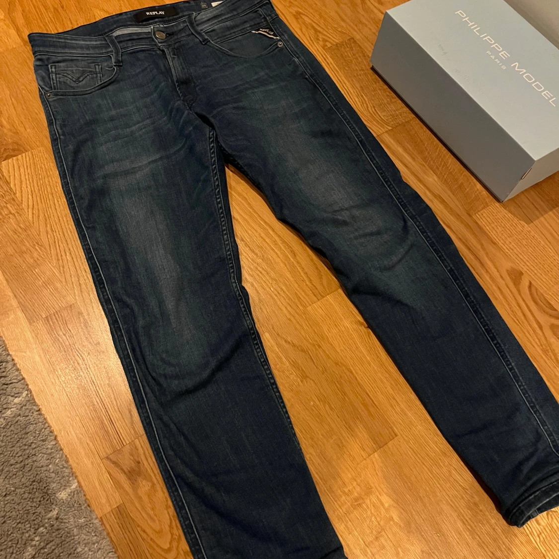 Mörkblå jeans från Replay - 91