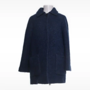 Mörkblå kappa från Massimo Dutti - Elegant mörkblå kappa från Massimo Dutti med klassisk krage och dolda knappar. Tillverkad i ett mjukt material! 