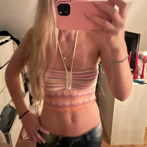 Mönstrad tubtopp från bershka - Mönstrad tubtopp/halternecktopp från bershka i storlek Xs💕💕kan både knytas runt halsen och även med en rosett