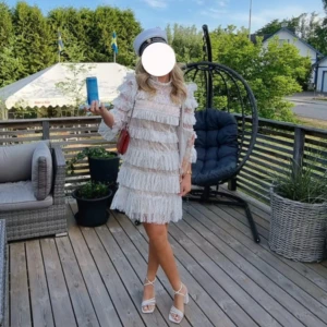 Vit spetsklänning från By Malina - Charmig vit spetsklänning från By Malina med volanger och trekvartsärm. Köpt för 2800kr, använd en gång på min student och har inga defekter.  Tycker klänningen är stretchig i materialet så den passar XS-M också🥰  Skriv för fler frågor❤️ Mått- S Längd- 92cm  Midja- 74cm Bröst- 90cm Ärmar- 50cm Höft- 85cm                       Hade kunnat tänka mig byta mot en annan färg, svart eller liknande🫶🏼