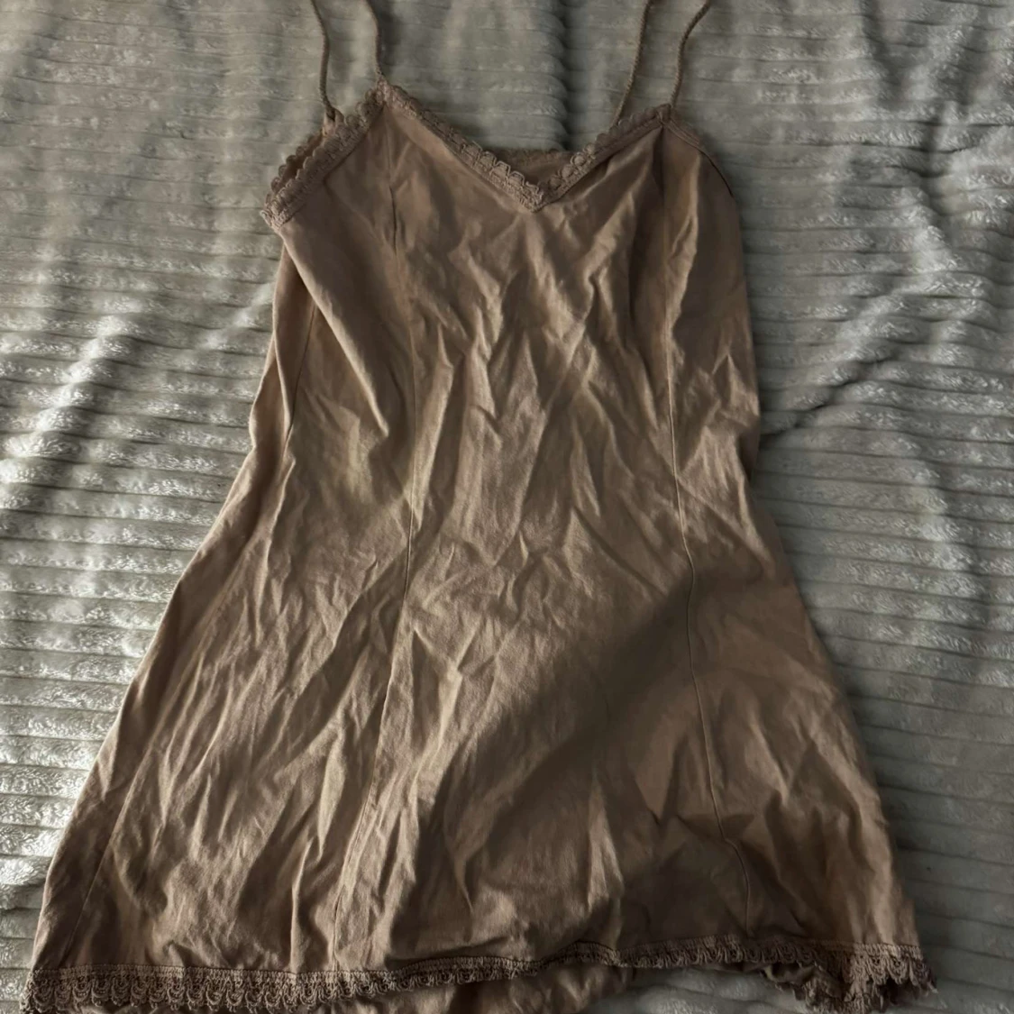 Beige klänning med spetsdetaljer