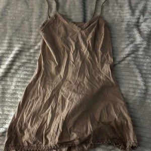 Beige klänning med spetsdetaljer - Klänning från Argentina är en klänning som är jätte fin men har ingen användning av den storleken är s. Ni står för frakt