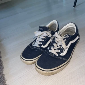 Snygga sneakers från Vans💙 - Säljer ett par klassiska marinblåa Vans sneakers med vit sula och snörning. Skorna har den ikoniska vita sidoremsan och är i bra skick. Strl 39💙