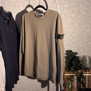 Stond Island Tröja - Säljer en Stone island tröja, tunnt material. Små flaws här och där, ej tydliga om du inte sätter ficklampa på och tittar noggrant. Storlek Large. ! Bilder på flaws och QR/CLG koden får du på DM.  Vid fler frågor och funderingar är det bara att höra av dig! Pris kan diskuteras.
