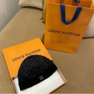 Elegant svart mössa från Louis Vuitton med ett diskret rutigt mönster. Perfekt för att hålla stilen under kallare dagar. Kommer i originalförpackning. Vid snabb affär går priset och diskutera! Obs endast seriösa