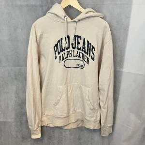 Ralph Lauren hoodie - Riktigt schysst raffe hoodie i storlek M. Riktigt fint skick. Modellen är 185.