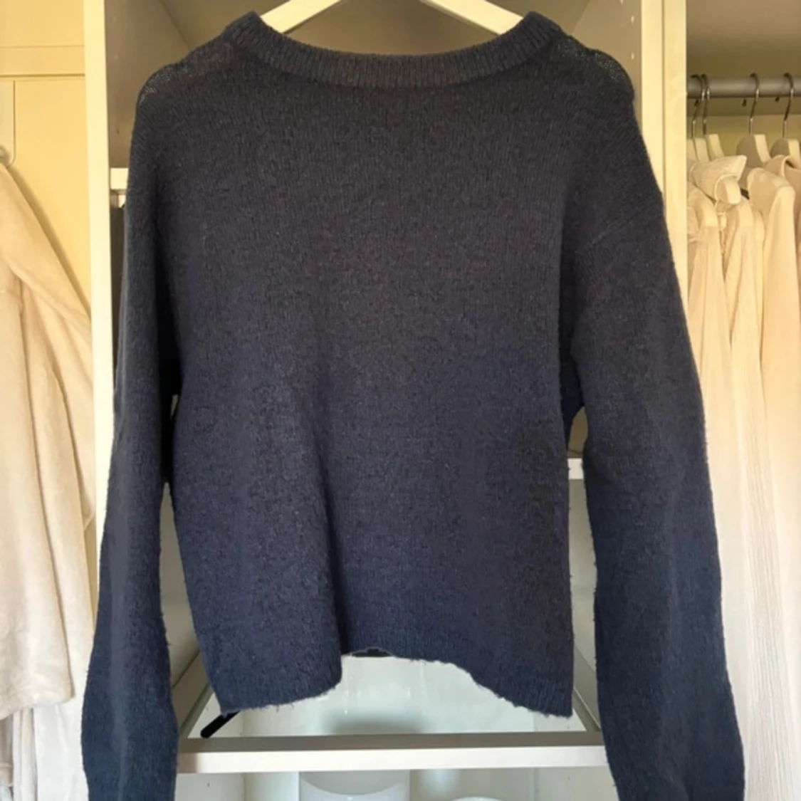 Mörkblå stickad tröja