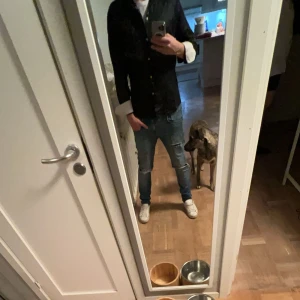 Georgio Armani Skjorta - Säljer en tvär fet skjorta perfekt till speciella tillfällen eller bara klä sig i klass. Har tyvärr inget äkthetbevis kvar därav priset. (Storlek: S-M)