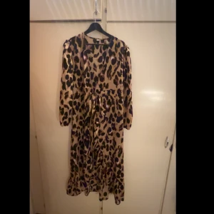 Leopardmönstrad Kimono - Snygg leopardmönstrad kimono med långa ärmar och knytband i midjan. Inga tecken på användning är helt ny. Dm för mer information 🌸