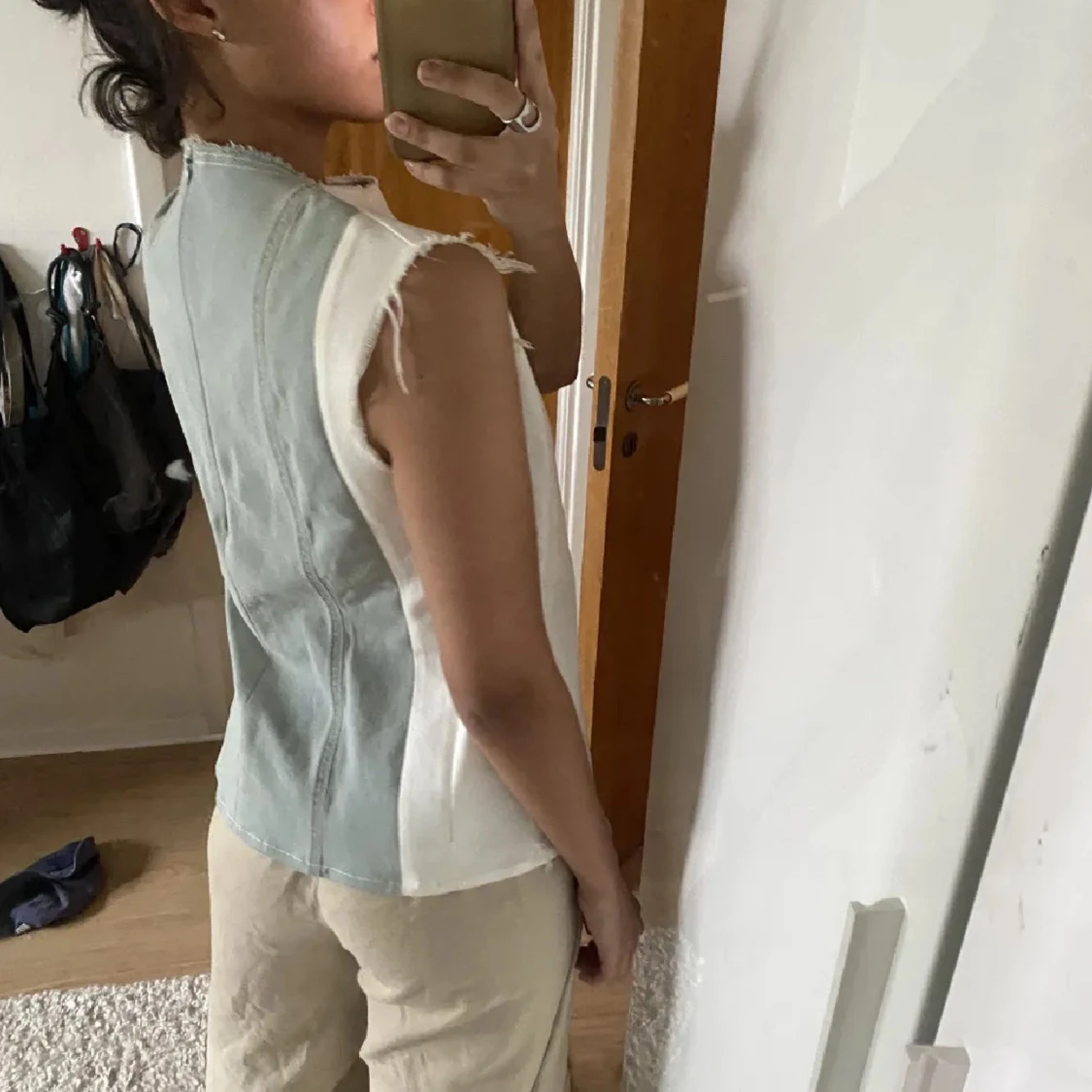 Ärmlös topp i denim och vitt tyg - 91