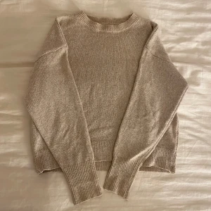 Beige tröja - Säljer pga kommer ej till användning, Storlek S/M ✨använd ett fåtal gånger 