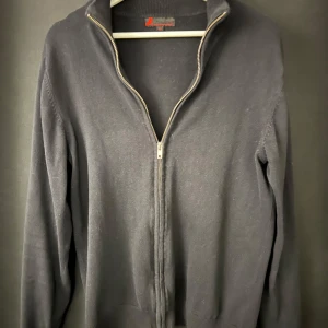 Svart kofta med dragkedja från jack and jones - Säljer en stilren svart kofta med dragkedja från jack and jones