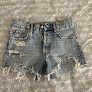 Jeansshorts från Zara - Jeansshorts från Zara i storlek S. De är ljusblå med slitna detaljer🩵 Perfekta för sommardagar/kvällar, vardagligt och festligt!🍸☀️