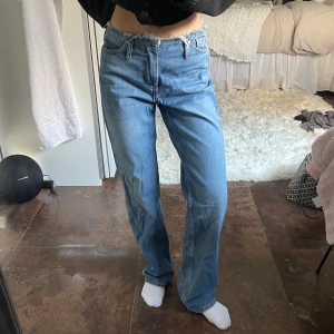 Blå jeans med hög midja - Säljer ett par snygga blå jeans som är fransiga upptill vid midjan. Skit snygga i passformen om man vill ha lite större pösigare. Säljer då ja använt dem typ 3 gånger!! 