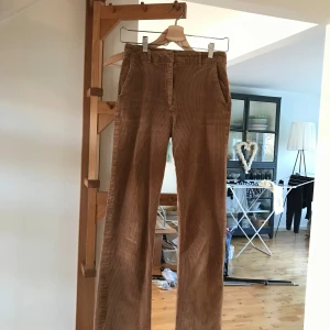 Bruna manchesterbyxor hm - Säljer ett par snygga bruna manchesterbyxor i storlek M. De har en klassisk design med medel hög midja och raka ben. Perfekta för höst och vinter, och de ger en skön retrovibe. Byxorna har fickor både fram och bak, vilket är superpraktiskt. Passar både till vardags och lite mer uppklädda tillfällen.
