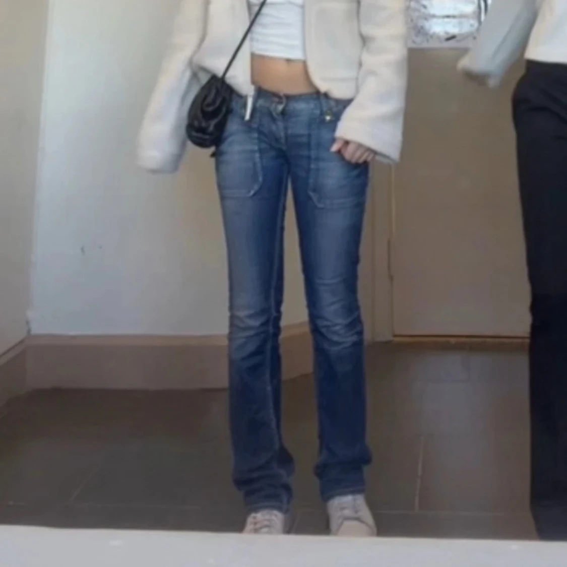 Blå jeans med fickdetaljer