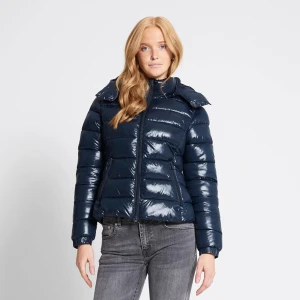 Mörkblå pufferjacka xs från lager 157 - Säljer en jacka i xs, passar barn ca 12-14 år. Jackan är slutsåld på alla Lager 157. Aldrig använd, prislapp kvar på. Köptes i början av november. Färg mörkblå, exakt som på bilden. 