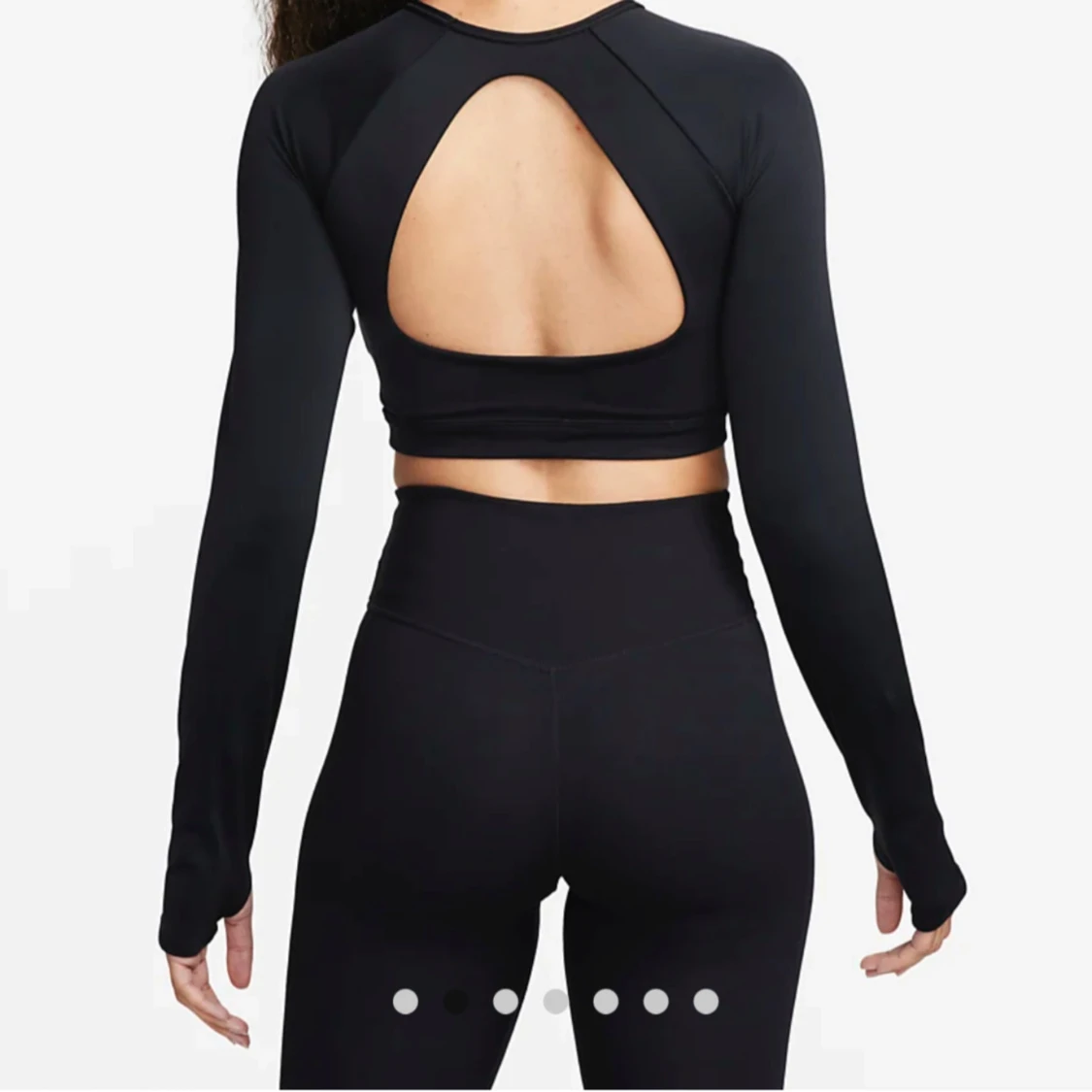 !!söker!! Svart croppad träningstopp från Nike - 90