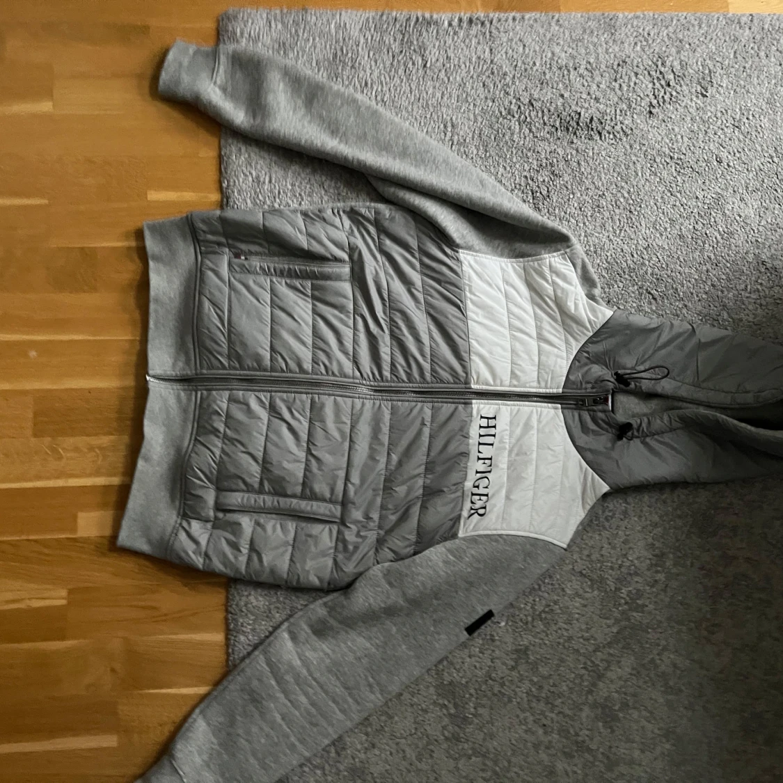 Grå jacka från Tommy Hilfiger