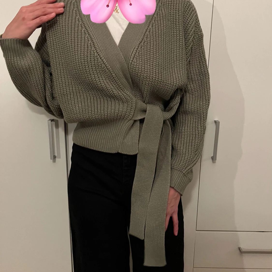 Olivgrön stickad omlottkofta - 90