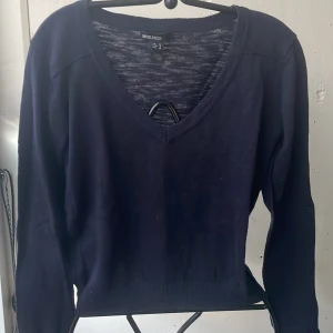 Mörkblå tröja från Mango Basics - Säljer en stilren mörkblå tröja från Mango Basics. Tröjan har en v-ringad hals och långa ärmar, perfekt för en avslappnad look. Materialet är mjukt och bekvämt, vilket gör den idealisk för både vardag och mysiga stunder.