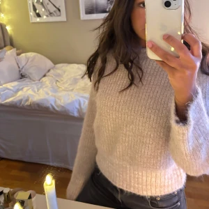 Beige stickad tröja - Mysig beige stickad tröja med lurv🤗 Kommer tyvärr inte till användning och därav bra skick, pris kan ändras!