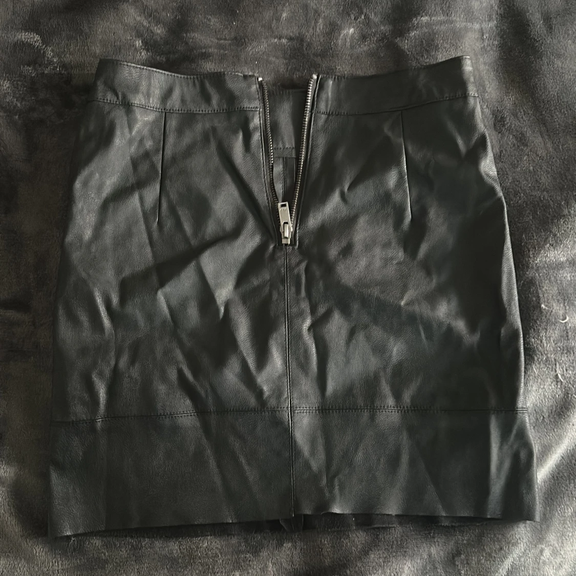 Svart skinnkjol med dragkedja - 90