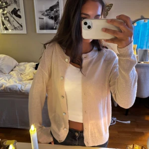 Beige kofta med knappar - Säljer denna superfina kofta från Zara i så mjukt material 🙌🏽 Den kommer tyvärr inte till användning hos mig men funkar till flera outfits och både på sommar och vinter💕💕 Typ använd 1-2 gånger!!