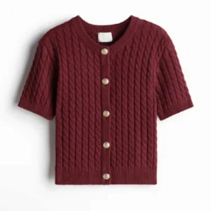 Vinröd stickad kofta med knappar - Snygg vinröd stickad kofta med korta ärmar och dekorativa knappar framtill. Perfekt för lager-på-lager under höst och vår.