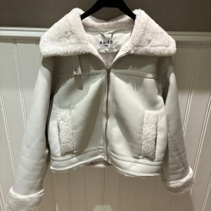 Jacka från NA-KD - Off white jacka från NA-KD men köpt på zalando. Overzised passform, storlek 36. Använd en gång. Nypris 1984kr mitt pris 1000kr