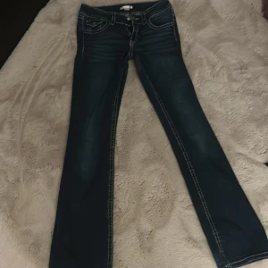Mörkblå jeans med bootcut - Snygga mörkblåa jeans från Gina Young i storlek 158 tall jag är 168 cm de är inga defekter på dem, kontakta om fler bilder eller frågor 